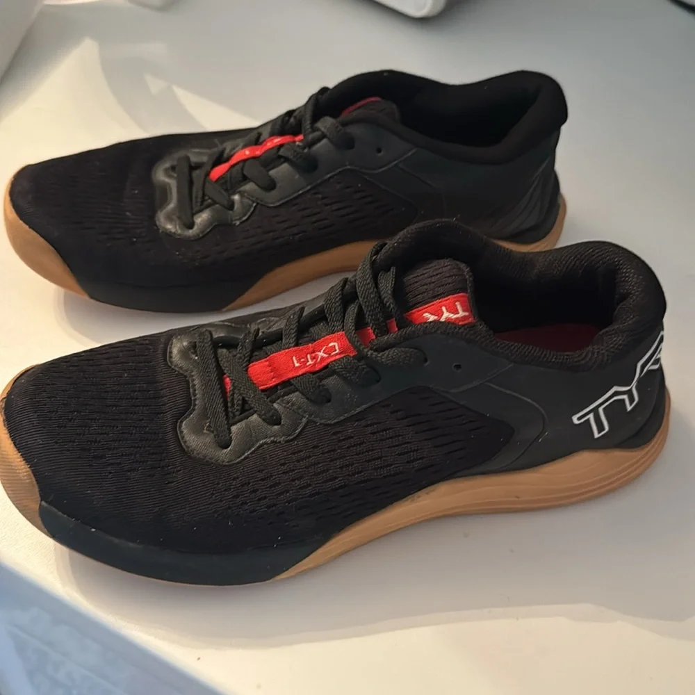 TYR CXT-1 Trainers Gym Shoes Athletic Sneakers Black Red Gum Sole Sz 10 - Picture 2 of 9
